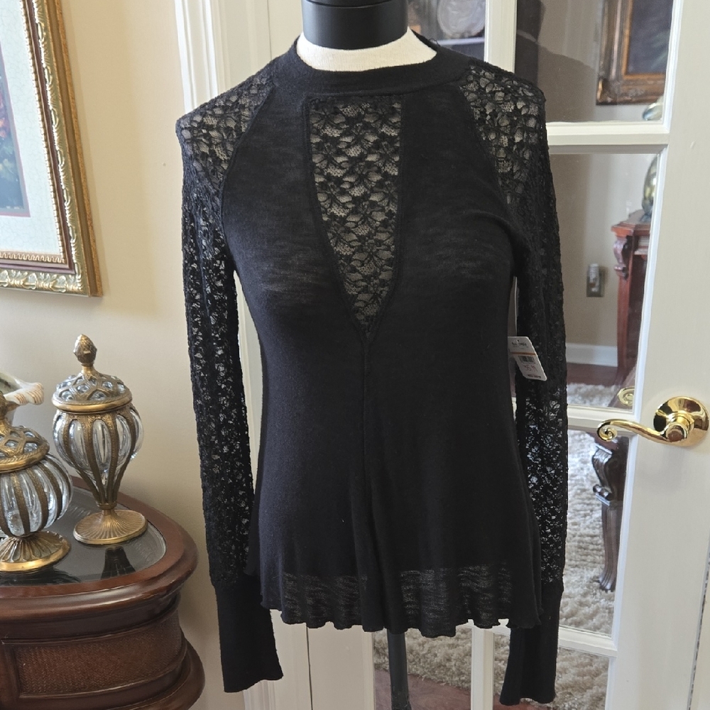 Free People Chic Black Top Lace Lomg Sleeves & Vneck Inset Stretch Small NEW